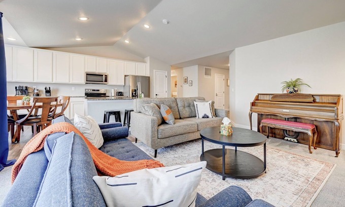 Pueblo House | Crestwood, Pueblo . Luxury City Escape - Garage - Yard - 10 Mins to DT