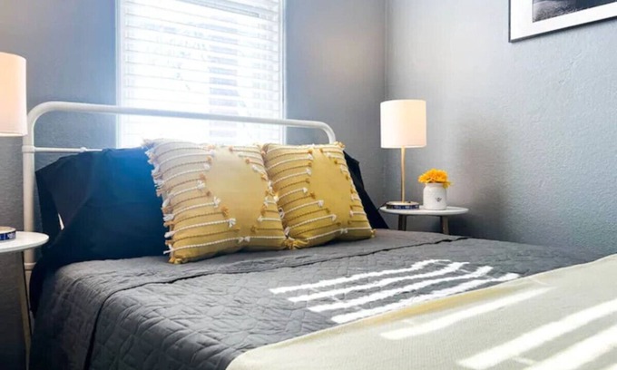Pittsburgh Apartment | Crew Housing: Sleeps 28! 7BR w/15 Beds & 4 Baths
