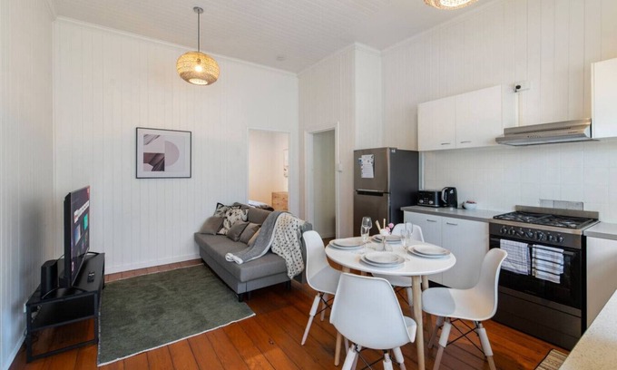 East Brisbane House | Cricket Fans Choice | 2BR Walk to Gabba & Ferry