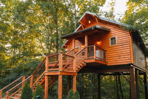 Millersburg House | Cricket Hill Treehouse C by Amish Country Lodging