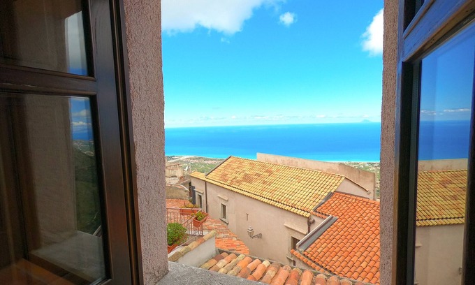 San Marco d'Alunzio Apartment | Crimaldi balcony in the historic center of San Marco d'Alunzio