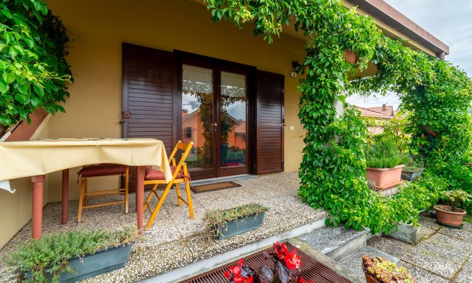 Civenna Apartment | Crimson Apartment by Wonderful Italy