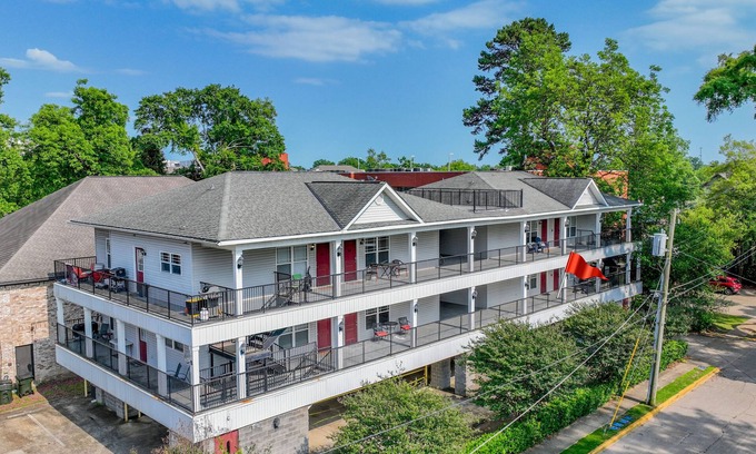 Tuscaloosa Condo | Crimson Court - Book Now for Football!