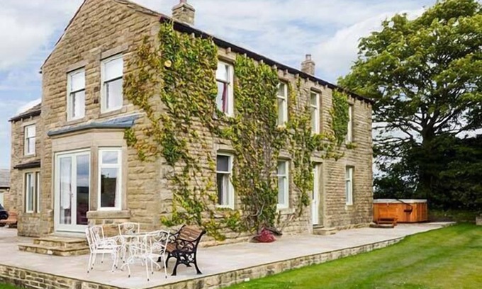 Keighley Cottage | CRINGLES HOUSE, family friendly, luxury holiday cottage in Addingham