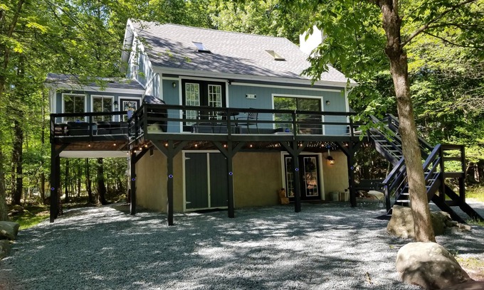 Lake Ariel House | Crisp Air, Cozy Vibes: Experience Fall Bliss in The Hideout-Perfect Fall Getaway