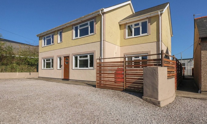 Garn Fadryn House | CRIW NEWYDD, pet friendly, with open fire in Sarn Meyllteyrn