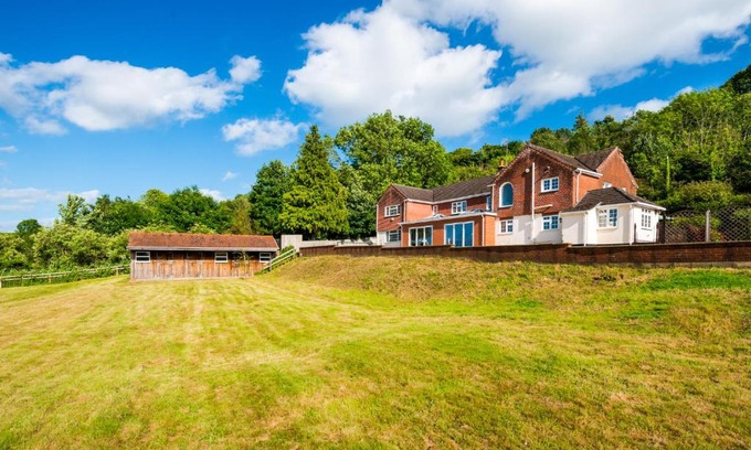 Winterbourne Earls House | Croft House Sleeps 14 ꕤ Country Views nr Salisbury