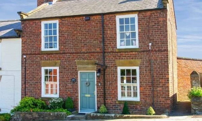 Fylingthorpe Cottage | CROFT VIEW, family friendly, with open fire in Robin Hood’s Bay