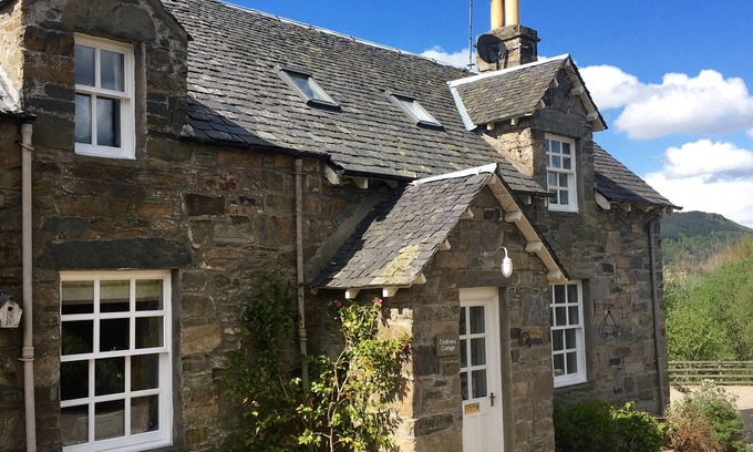 Aberfeldy Cottage | Croftness Cottage, beautifully upgraded 2 bedroom traditional cottage