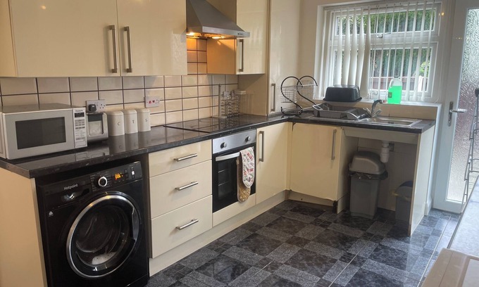 Liverpool House | Crompton Haven. 4 Rooms 1min to Croxteth Hall & Country Park.14 min to Anfield.