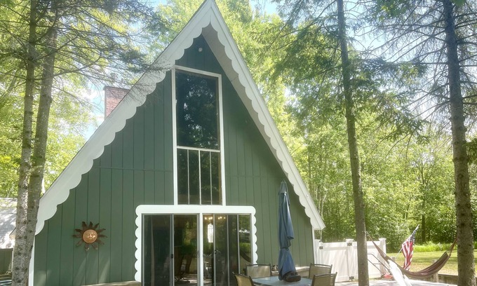 Alanson Cabin | Crooked River Cabin w/ Hot Tub!