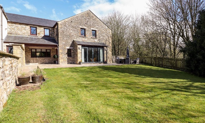 Crooklands Cottage | CROOKLANDS COTTAGE, pet friendly, with hot tub in Crooklands