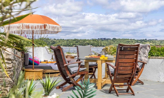 Dittisham Cottage | Crooks Cottage (Dittisham) - sleeps 4 guests in 2 bedrooms