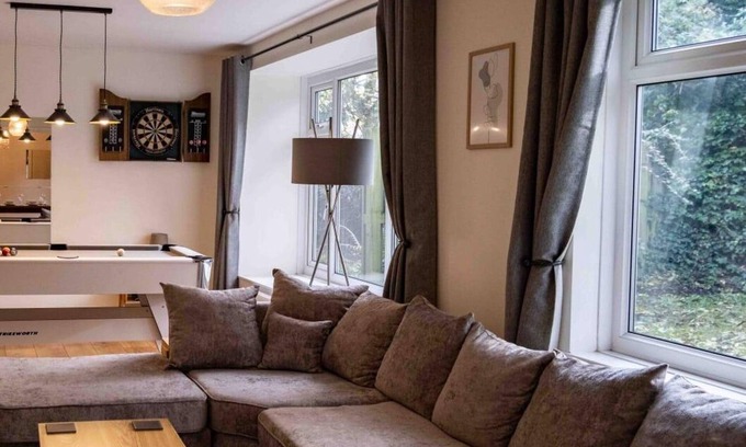 Leeds House | Cross Lane Cottage - Luxury Group Hot Tub Stay