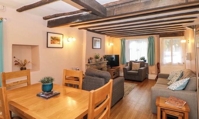 Litton Cottage | Cross View