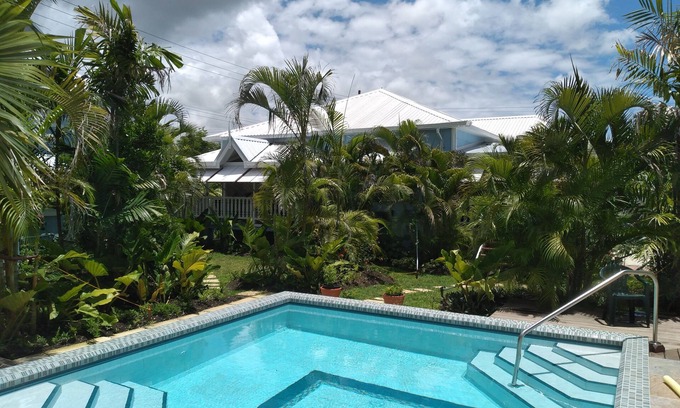 Hastings Cottage | Crotona Garden Lower Cottage 1 Bed Apt, Pool, Lush, Tropical, 2 Min Walk to Sea