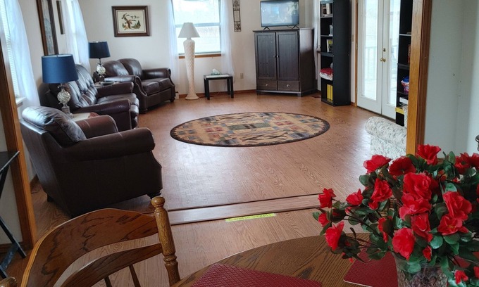 Fort Cobb Cabin | Crow Roost Lake Cabin-Fort Cobb Lake. 2 Blocks to the Boat ramp/Dock