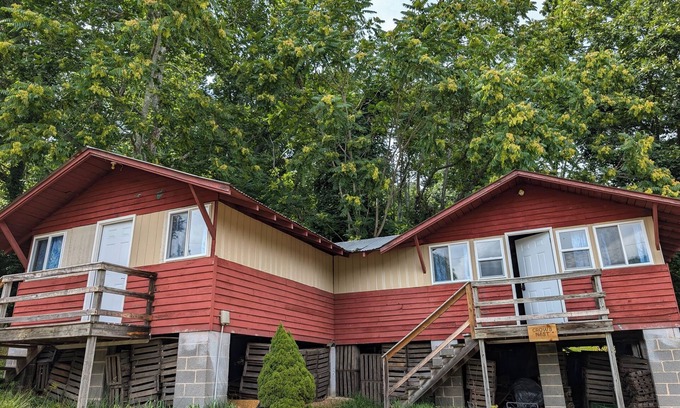 Capon Bridge Cabin | Crow's Nest Cabin at Buffalo Gap Retreat - a Pet-Friendly Destination!