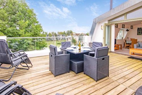 Malmesbury Apartment | Crow's Nest Penthouse Apartment with Free Spa Access