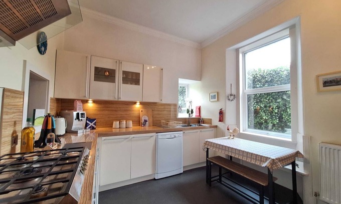 Inverness House | Crown Jewel - 4 Bedroom, 2 Bathroom Townhouse w Parking- Inverness City Centre