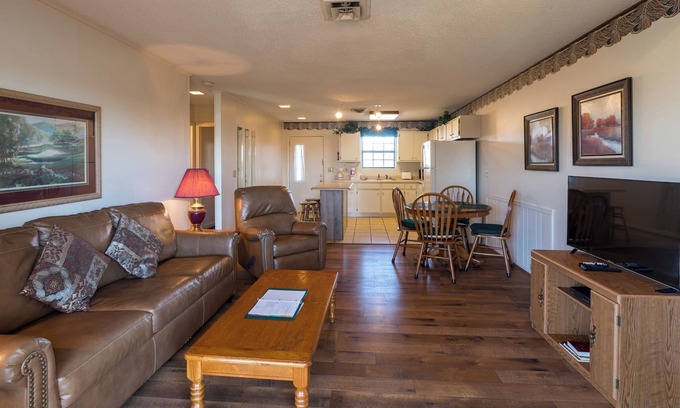 Lake Tansi Condo | Crown Resorts Lake Tansi East 2 Bedroom 1 Bath Condo w/ 1 Queen & 2 Twin Beds
