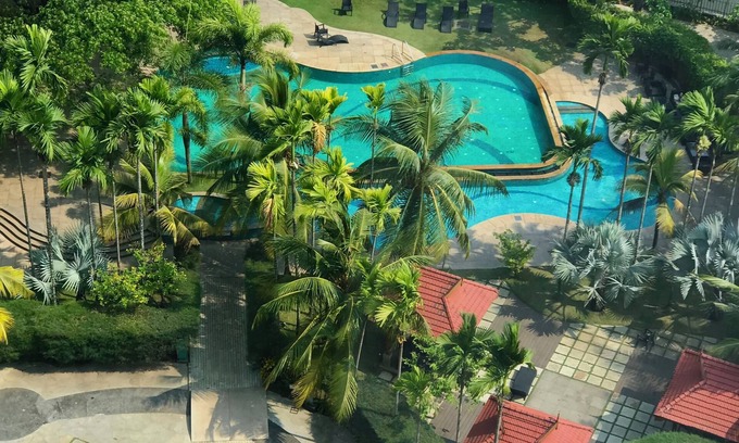 Maradu Hotel | Crowne Plaza Kochi by IHG