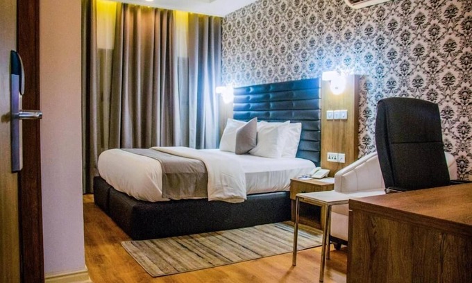 Ozuaha Hotel | Crownsville Hotel - Airport Road