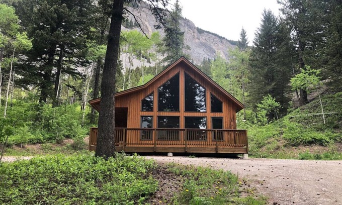 Crowsnest Pass Cabin | Crowsnest River Chalet - Yeti