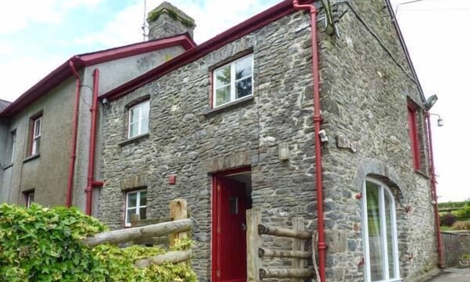 Llanwrda Cottage | CRUD-Y-BARCUD, pet friendly, character holiday cottage in Pumsaint