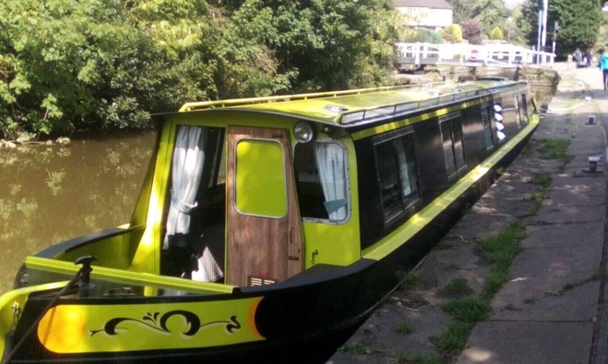Barnoldswick Boat Rental | Cruising or Static Holiday Breaks aboard Lovely Canal Boat in Historic Skipton