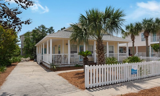 Clipper Cove House | ☀Crystal Beach~Community Pool~Pet Friendly~3BR Our Summer House🌅
