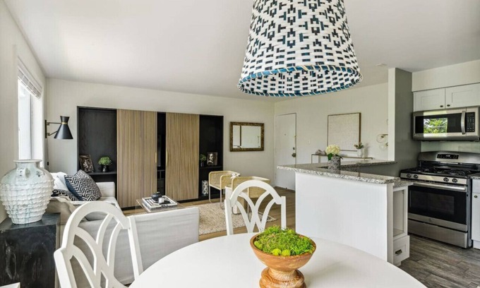 Aurora Highlands Apartment | Crystal City Boutique Flats 2BR/Free Parking