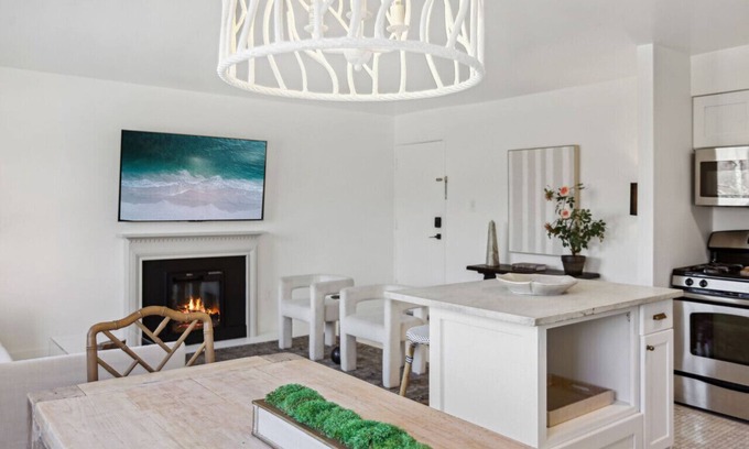 Aurora Highlands Apartment | Crystal City Boutique Flats 2BR/Free Parking 204