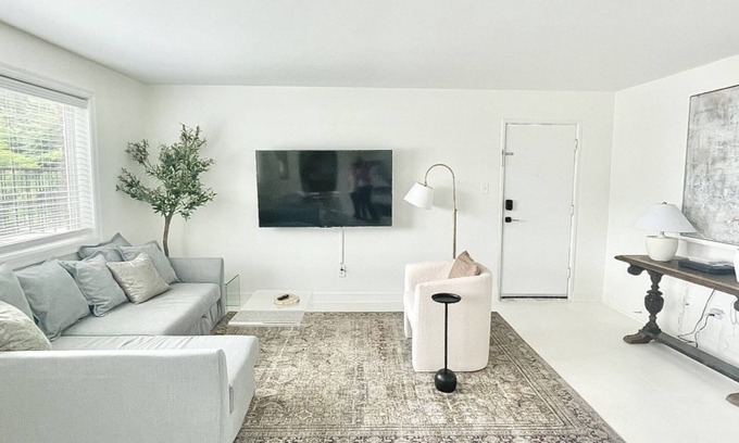 Aurora Highlands Condo | Crystal City Boutique Flats/Free Parking