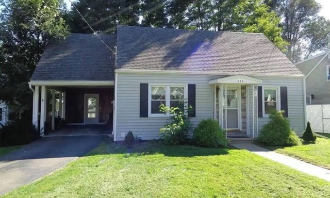 Corning House | Crystal City Family Home - Comfort and Convenience
