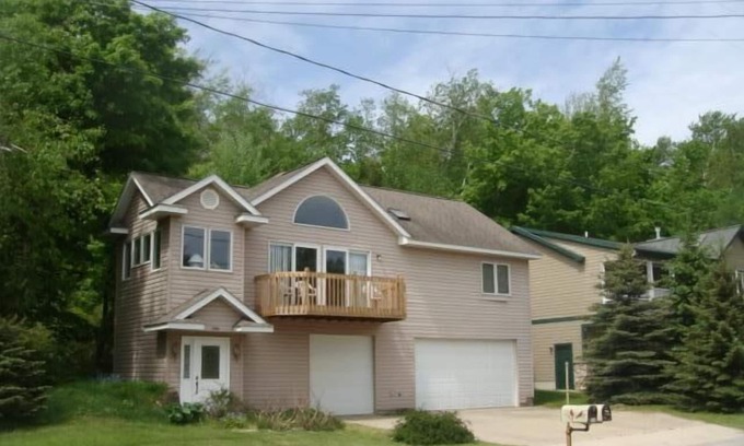Frankfort Cottage | Crystal Lake Cottage on the South Shore with Beach/Lake Access