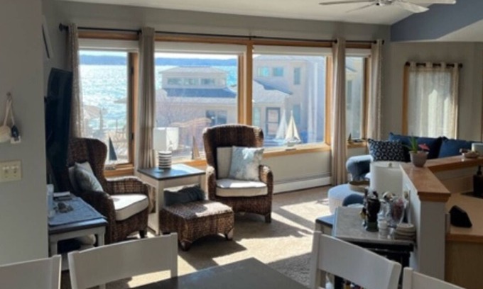 Lake Township House | Crystal Lake Dream! 3bdrm house on the water with great amenities.
