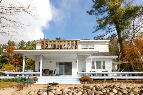 Lake Township House | Crystal Lake Serenity
