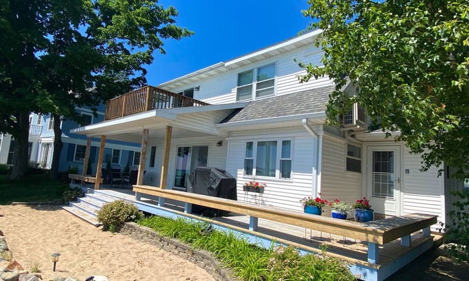 Lake Township House | Crystal Lake Serenity