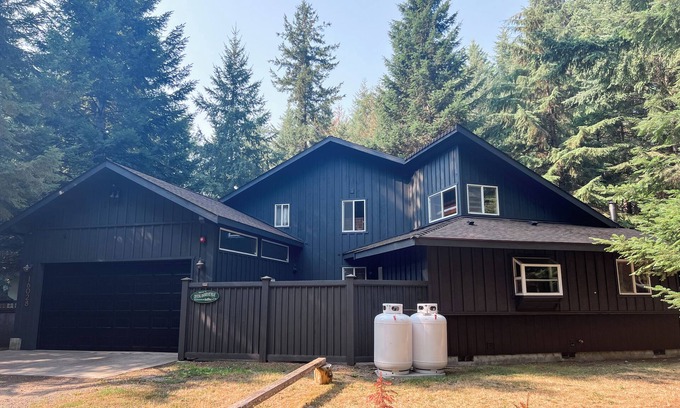 Enumclaw House | Crystal Rainier Retreat