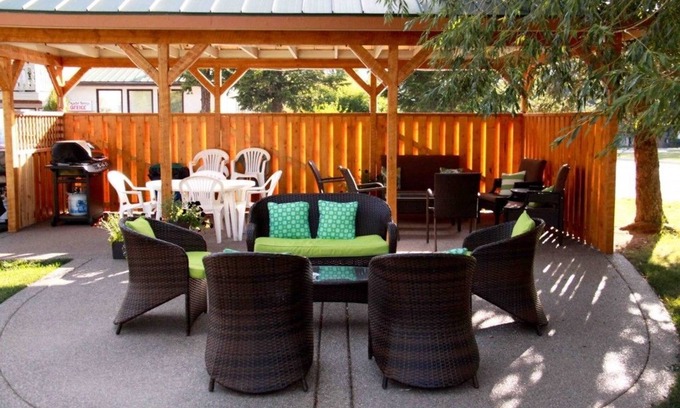 East Kootenay Hotel | Crystal Springs Lodge