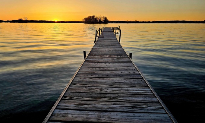 Crystal Cottage | Crystal Water's Edge Cottage-Perfect for 2 families! Newer waterfront home.