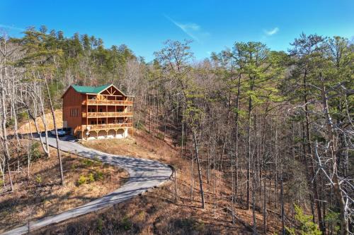 Gatlinburg - Pigeon Forge House | Crystalline by AvantStay High Altitude Retreat w Movie Theatre Indoor Pool Hot Tub Views