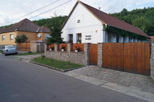 Szomolya Apartment | Cseresznyés Vendégház