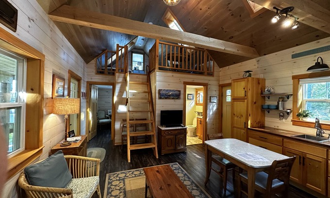 Bristol Cottage | Ctg #1, Pets Stay Free! 3 Modern Cottages w/Heat & AC, 1st Flr King/Standup Loft
