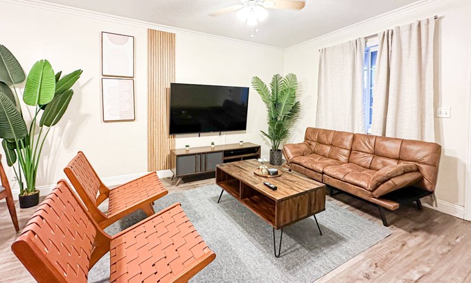 Los Angeles House | Cubier - Charming 4 BR Oasis in Los Angeles - Rog-CT