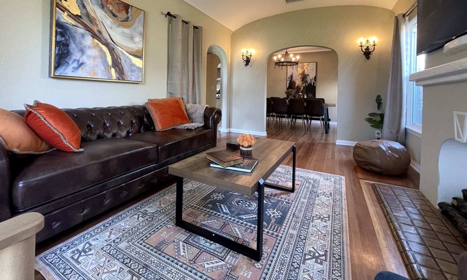 Ladera Heights House | Cubier: Fairy Tale 3BR House in Inglewood (BR-CUL)