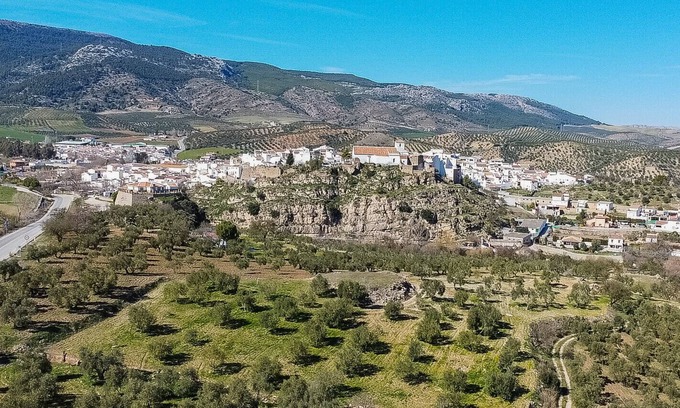 El Burgo Apartment | Cubo's El Burgo Old Town Apartment / free wifi / mountain route