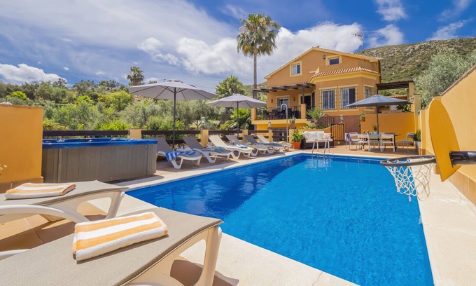 Cartama Cottage | Cubo's La Casa Grande/Jacuzzi/pool/air conditioning/garden