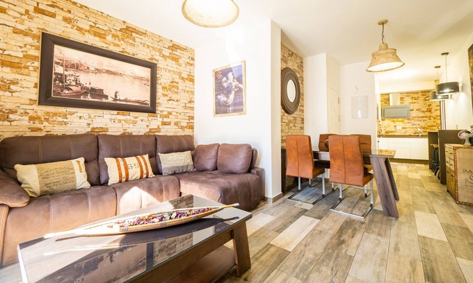 Alhaurin el Grande Apartment | Cubo's Urban Suite Bruno/free wifi/air conditioning